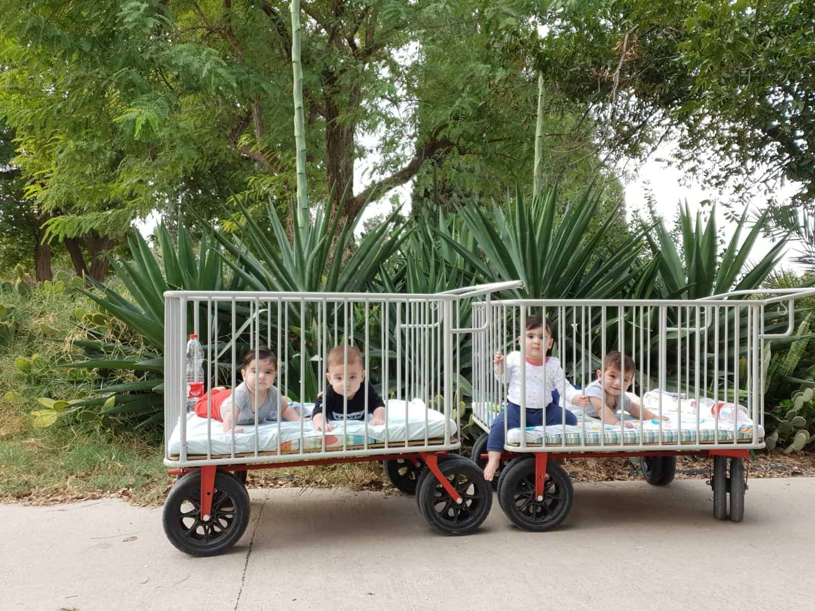 ילדים בעגלול מתכת עגלול גדול